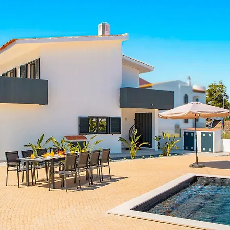 Solarys - Moradia Moderna Com Piscina Aquecível Em Villa