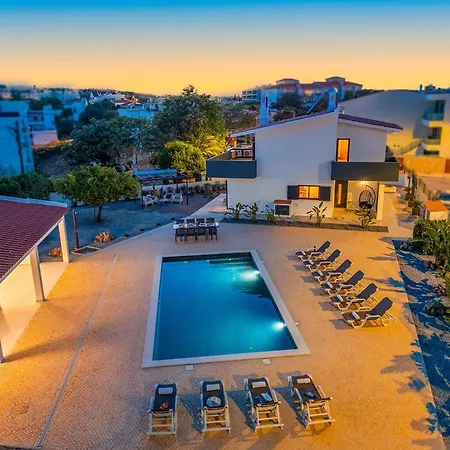 Villa Solarys - Moradia Moderna Com Piscina Aquecível Em *
